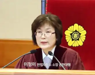 The Constitutional Court chamber. At the center of the bench in the back of the chamber, Moon is speaking.