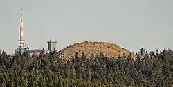 View from the Rehberg to the Achtermannshöhe with buildings on the Brocken in the background