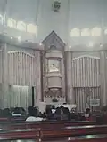 The plainer sanctuary with its many columns in 1994, before subsequent renovations.