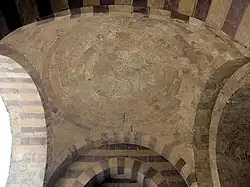 Vaulting inside the passage of the gate