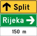 D05 Pre-signpost for directing traffic in different locations