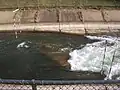 Middle Hole at low flow 200&nbsp;cu&nbsp;ft/s (5.7&nbsp;m3/s), revealing the underwater rock that creates it.