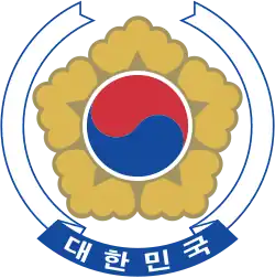 Centered taegeuk on a hibiscus syriacus surrounded by five stylized petals and a ribbon