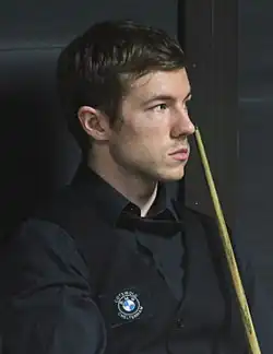Jack Lisowski holding his cue