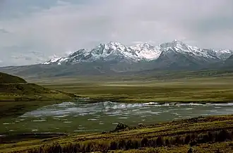 Quñuqqucha with Qiwllarahu in the background