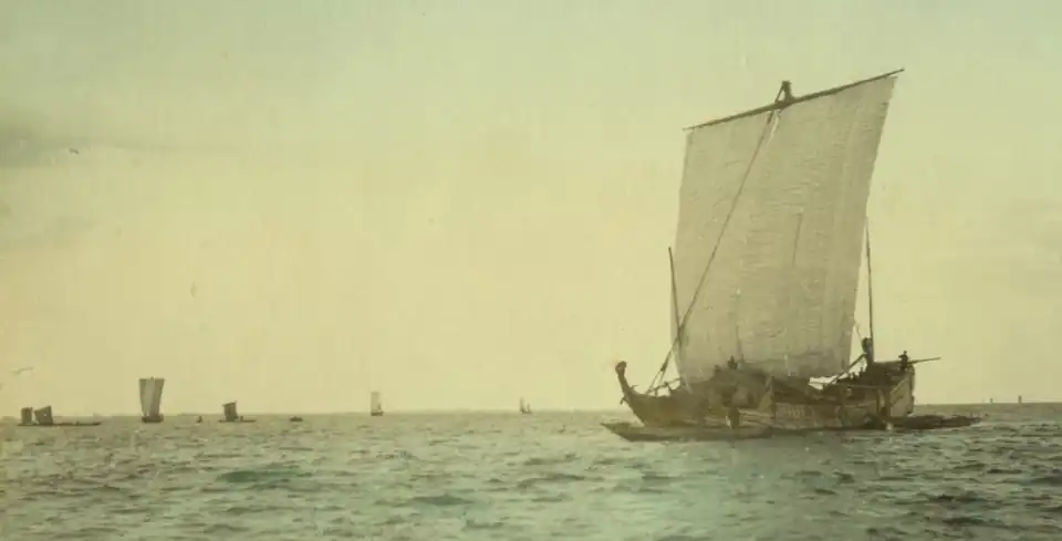 Large ship with 18-panel sail, 1890