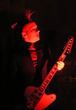 Skold performing with Marilyn Manson in 2007