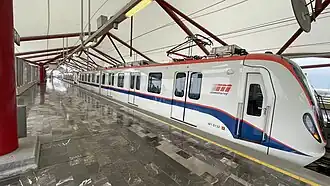 Train arriving at Sendero metro station