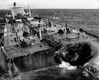 Neil Eliot's Walkley Award-winning photograph of the Kirki after her bow broke off