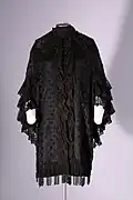 Pelerine in zwarte zijde met kantversiering, 1860-1910, MMH.2009.0314, Modemuseum Hasselt