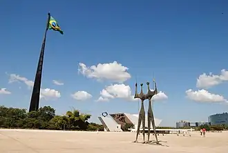 Praça dos Três Poderes with the Brazilian flag and Os Candangos sculpture
