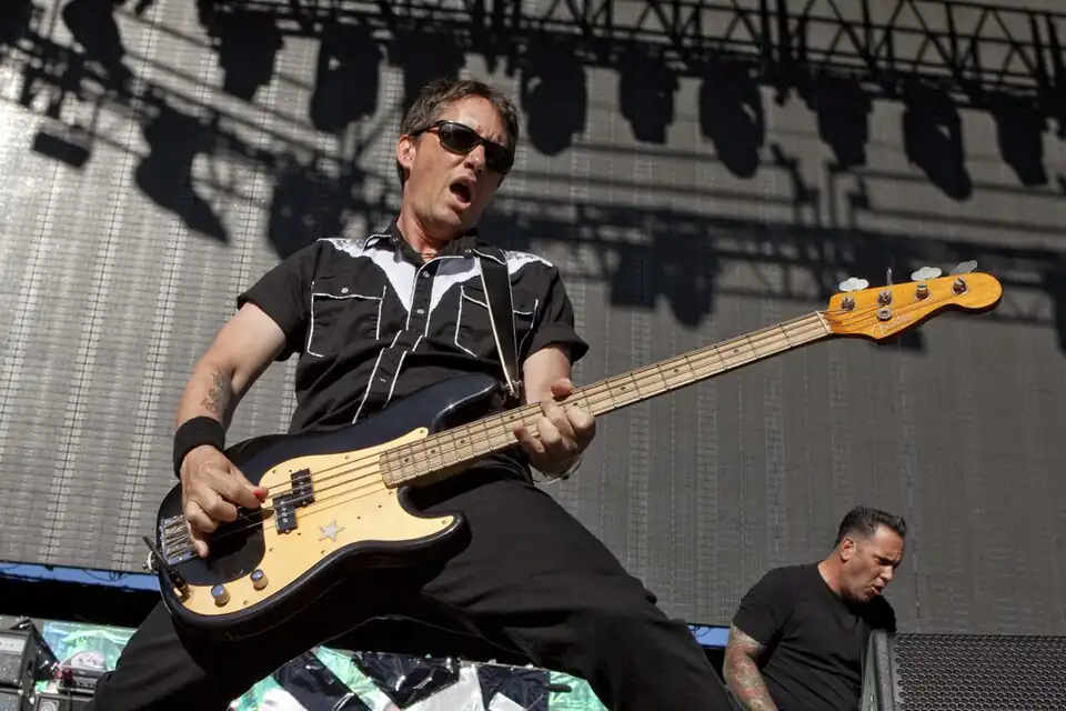 Scott_Shiflett_performing_KROQ_Weenie_Roast_Verizon_Wireless_Amphitheatre_Irvine,_CA_2011.jpg