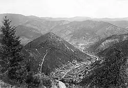 Wardner in 1904 (foreground), separated from Kellogg (middle ground), by the conical hill called Haystack Peak[1]